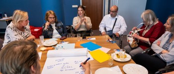 Mensen om tafel bij workshop.jpg