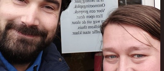 Joshua en Vanessa bij het inloophuis.jpg