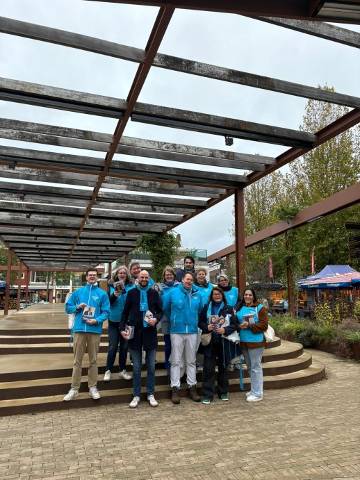 foto van vrijwilliger die poseren op de markt in Hengelo