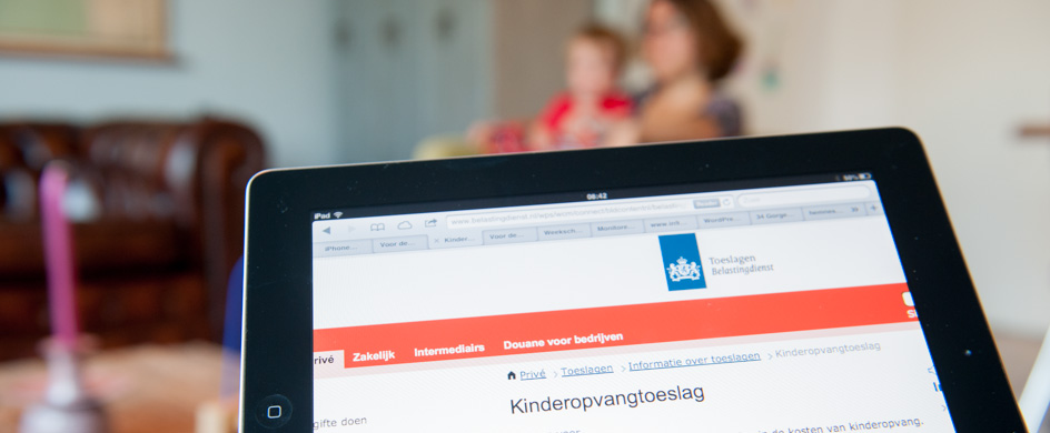 Tablet met de toeslagenpagina van de Belastingdienst geopend