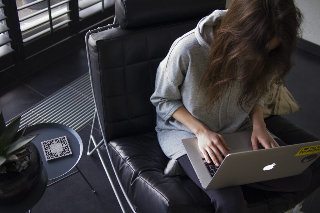 Vrouw op laptop